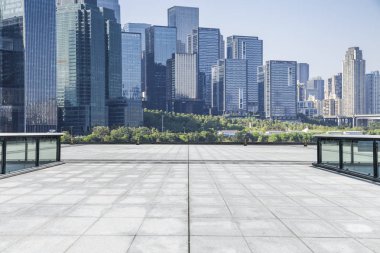 Panoramik siluet ve boş yolu, boş beton zemini olan modern iş binaları.