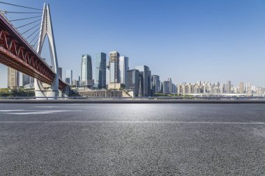 Panoramik siluet ve boş yolu, boş beton zemini olan modern iş binaları.