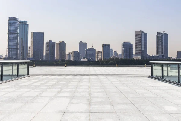 Panoramik Siluet Boş Yolu Boş Beton Zemini Olan Modern Binaları — Stok fotoğraf