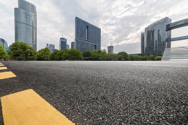 Panoramik Siluet Boş Yolu Boş Beton Zemini Olan Modern Binaları — Stok fotoğraf