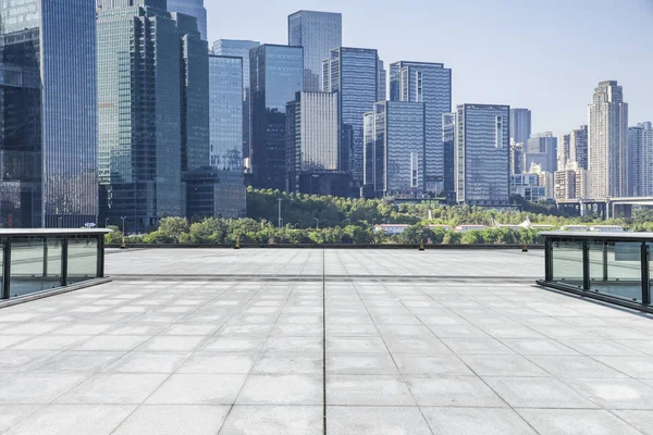 Panoramik siluet ve boş yolu, boş beton zemini olan modern iş binaları.