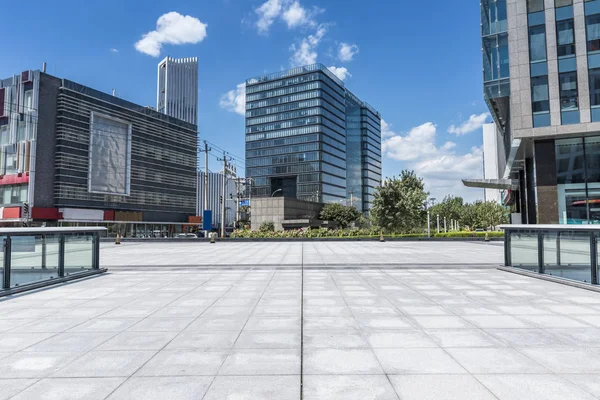 Skyline Panorámico Modernos Edificios Oficinas Negocios Con Camino Vacío Piso — Foto de Stock