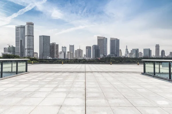 Panoramik Siluet Boş Yolu Boş Beton Zemini Olan Modern Binaları — Stok fotoğraf