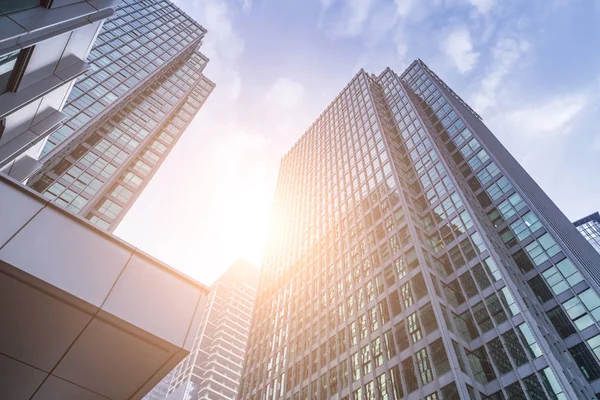 Modern gökdelenlerin mavi gökyüzüne karşı alt görünümü