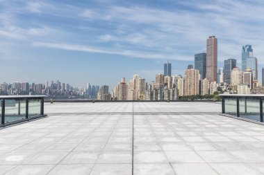 Panoramik siluet ve boş yolu, boş beton zemini olan modern iş binaları.