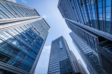 Modern gökdelenlerin mavi gökyüzüne karşı alt görünümü