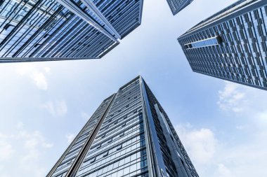 Modern gökdelenlerin mavi gökyüzüne karşı alt görünümü