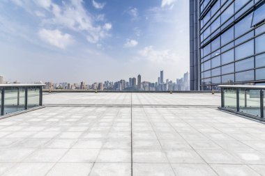 Panoramik siluet ve boş yolu, boş beton zemini olan modern iş binaları.