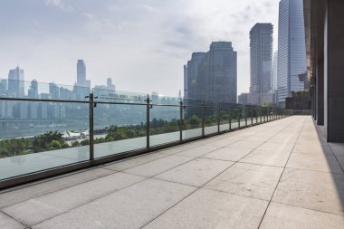 Panoramik siluet ve boş yolu, boş beton zemini olan modern iş binaları.