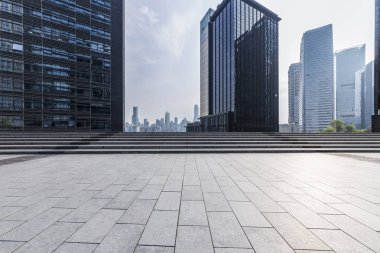 Panoramik siluet ve boş yolu, boş beton zemini olan modern iş binaları.