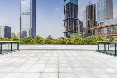 Panoramik siluet ve boş yolu, boş beton zemini olan modern iş binaları.