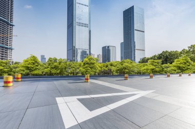 Panoramik siluet ve boş yolu, boş beton zemini olan modern iş binaları.