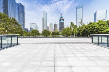 Panoramik siluet ve boş yolu, boş beton zemini olan modern iş binaları.