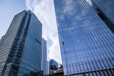 Modern gökdelenlerin mavi gökyüzüne karşı alt görünümü