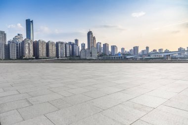 Panoramik siluet ve boş yolu, boş beton zemini olan modern iş binaları.