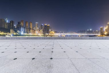 Panoramik siluet ve boş yolu, boş beton zemini olan modern iş binaları.