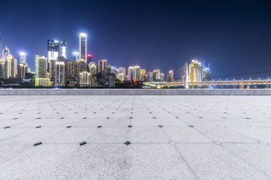 Panoramik siluet ve boş yolu, boş beton zemini olan modern iş binaları.