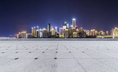 Panoramik siluet ve boş yolu, boş beton zemini olan modern iş binaları.