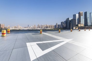 Panoramik siluet ve boş yolu, boş beton zemini olan modern iş binaları.