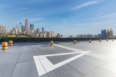 Panoramik siluet ve boş yolu, boş beton zemini olan modern iş binaları.