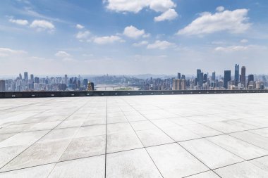 Panoramik siluet ve boş yolu, boş beton zemini olan modern iş binaları.