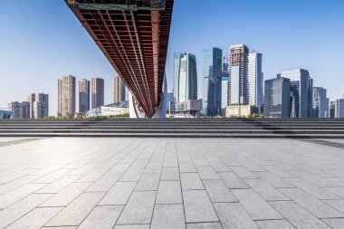 Panoramik siluet ve boş yolu, boş beton zemini olan modern iş binaları.