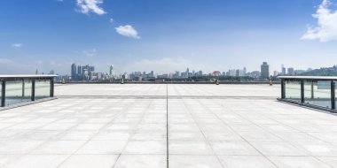 Panoramik siluet ve boş yolu, boş beton zemini olan modern iş binaları.