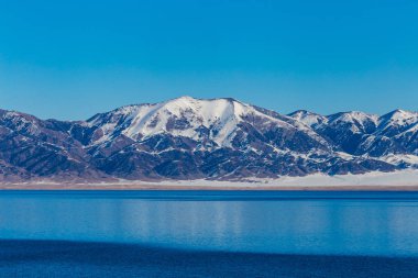  Kar dağ arka plan yılı, Çin Xinjiang, donmuş Sailimu Gölü