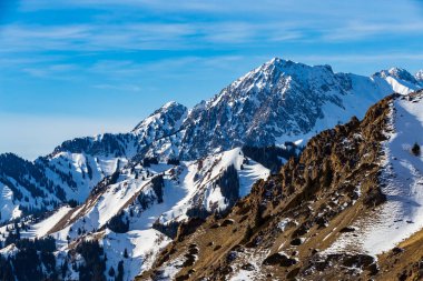  Kar dağ arka plan yılı, Çin Xinjiang, donmuş Sailimu Gölü
