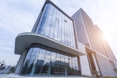 Modern gökdelenlerin mavi gökyüzüne karşı alt görünümü