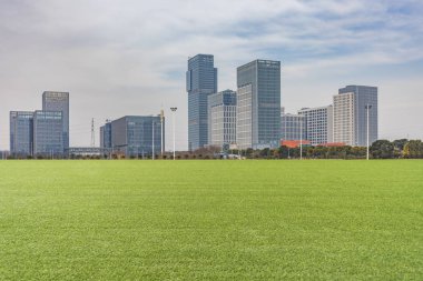 Panoramik siluet ve boş yolu, boş beton zemini olan modern iş binaları.