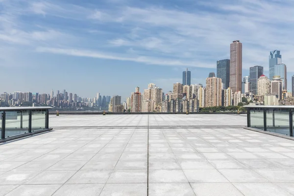 Panoramik Siluet Boş Yolu Boş Beton Zemini Olan Modern Binaları — Stok fotoğraf