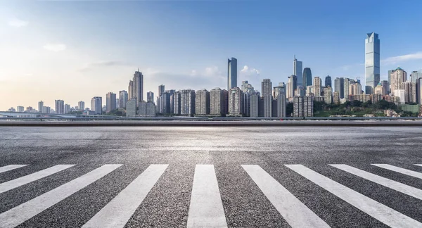 Skyline Panorâmico Modernos Edifícios Escritórios Negócios Com Estrada Vazia Piso — Fotografia de Stock