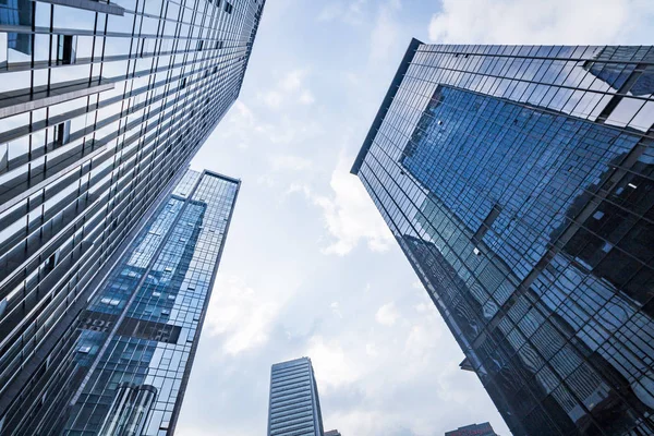 Modern gökdelenlerin mavi gökyüzüne karşı alt görünümü