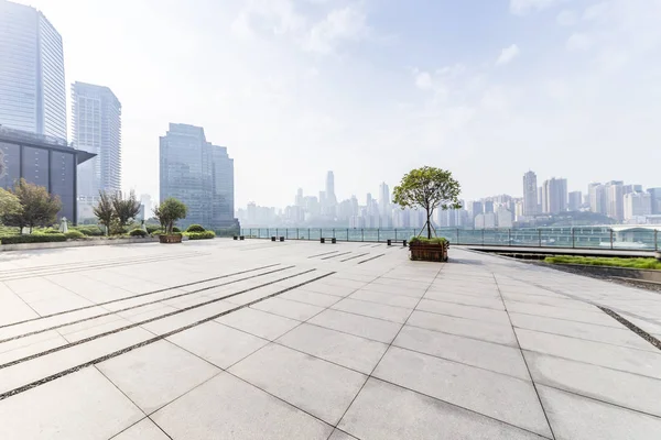 Panoramik Siluet Boş Yolu Boş Beton Zemini Olan Modern Binaları — Stok fotoğraf