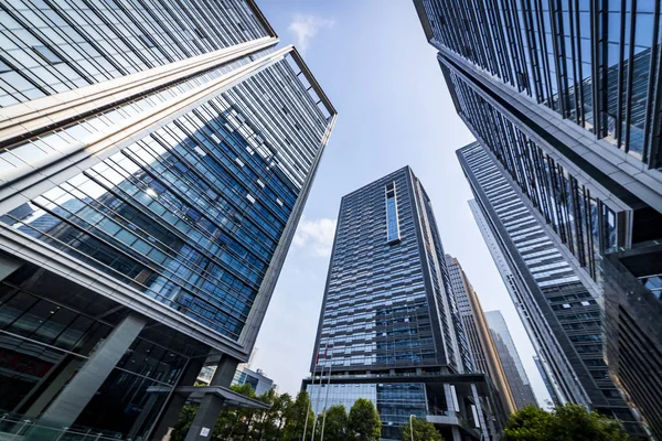 Modern gökdelenlerin mavi gökyüzüne karşı alt görünümü