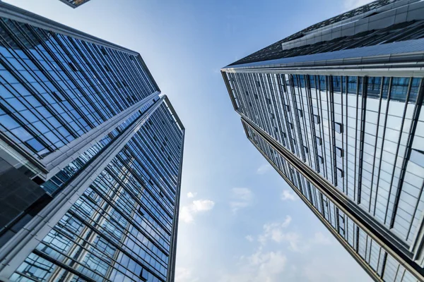 Modern gökdelenlerin mavi gökyüzüne karşı alt görünümü