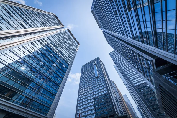 Modern gökdelenlerin mavi gökyüzüne karşı alt görünümü