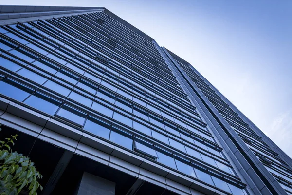 Modern gökdelenlerin mavi gökyüzüne karşı alt görünümü