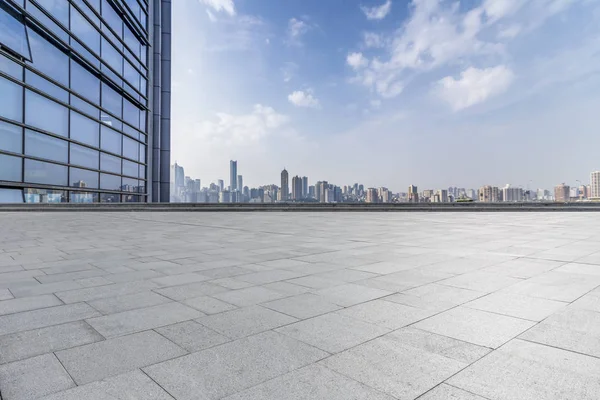 Panoramik siluet ve boş yolu, boş beton zemini olan modern iş binaları.