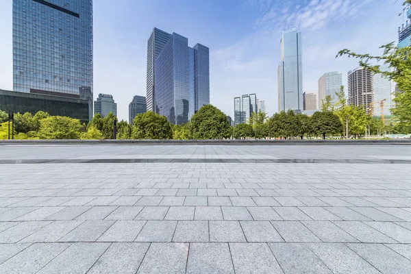 Panoramik siluet ve boş yolu, boş beton zemini olan modern iş binaları.