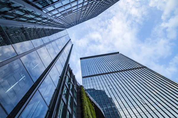 Modern gökdelenlerin mavi gökyüzüne karşı alt görünümü