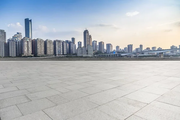 Panoramische Skyline Moderne Kantoorgebouwen Met Lege Weg Lege Betonnen Vierkante — Stockfoto