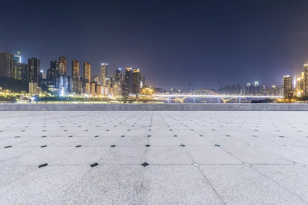 Panoramik siluet ve boş yolu, boş beton zemini olan modern iş binaları.