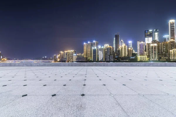 Panoramik siluet ve boş yolu, boş beton zemini olan modern iş binaları.