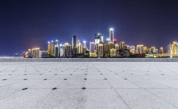 Panoramik siluet ve boş yolu, boş beton zemini olan modern iş binaları.