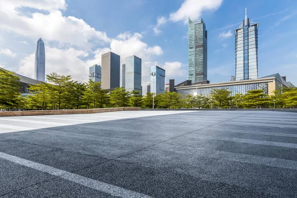 Panoramik Siluet Boş Yolu Boş Beton Zemini Olan Modern Binaları — Stok fotoğraf