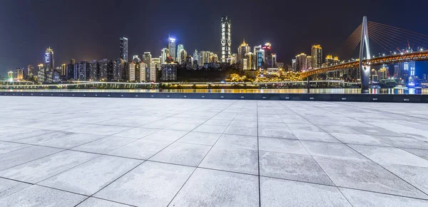 Panoramik siluet ve boş yolu, boş beton zemini olan modern iş binaları.