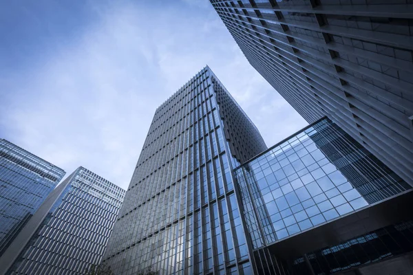 Modern gökdelenlerin mavi gökyüzüne karşı alt görünümü