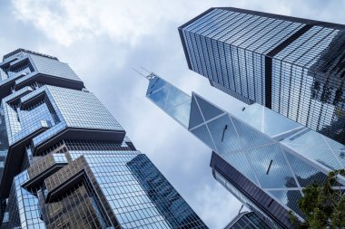 Modern gökdelenlerin mavi gökyüzüne karşı alt görünümü